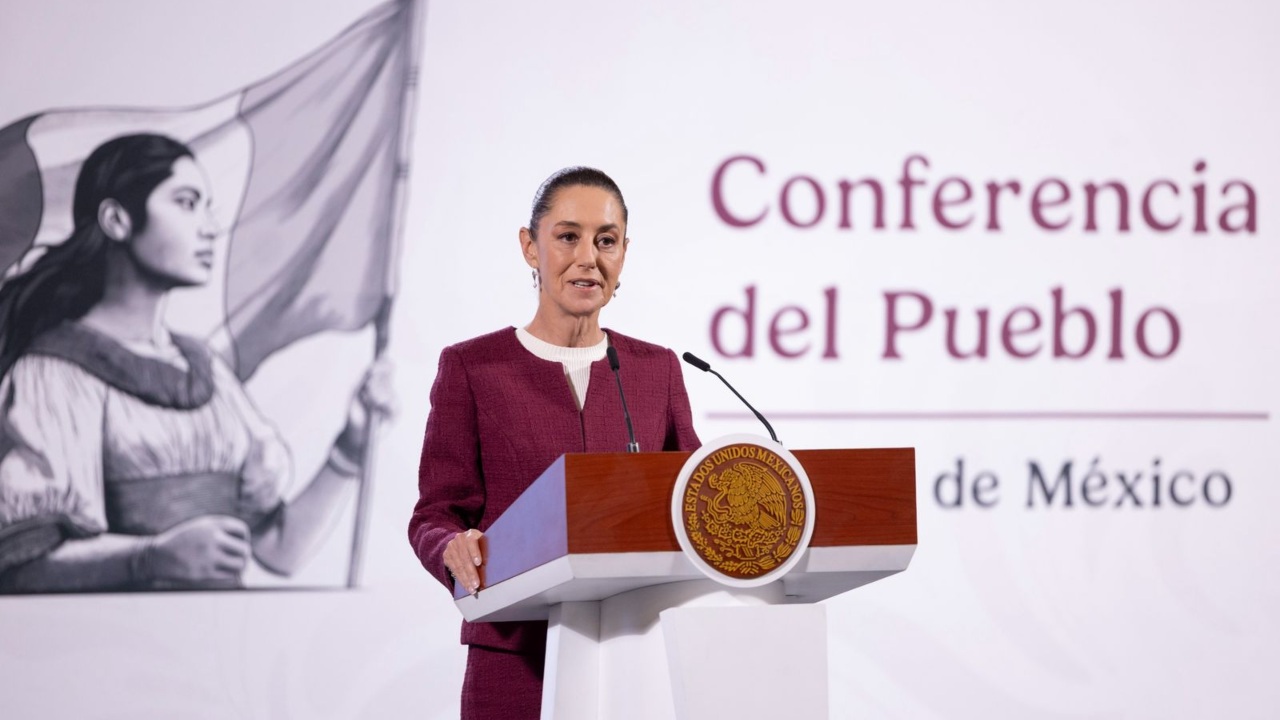 Sheinbaum honra la bandera de México como símbolo de orgullo  