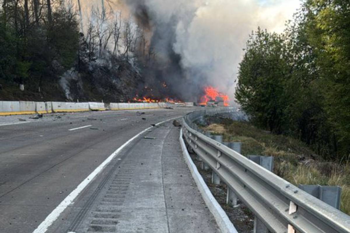 Reabren autopista México-Puebla tras incendio de tráiler