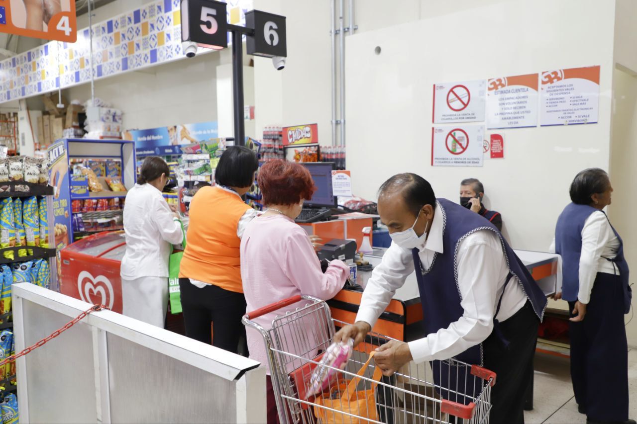 Adultos Mayores Encuentran Nuevas Oportunidades a Través del Programa Empacadores Voluntarios