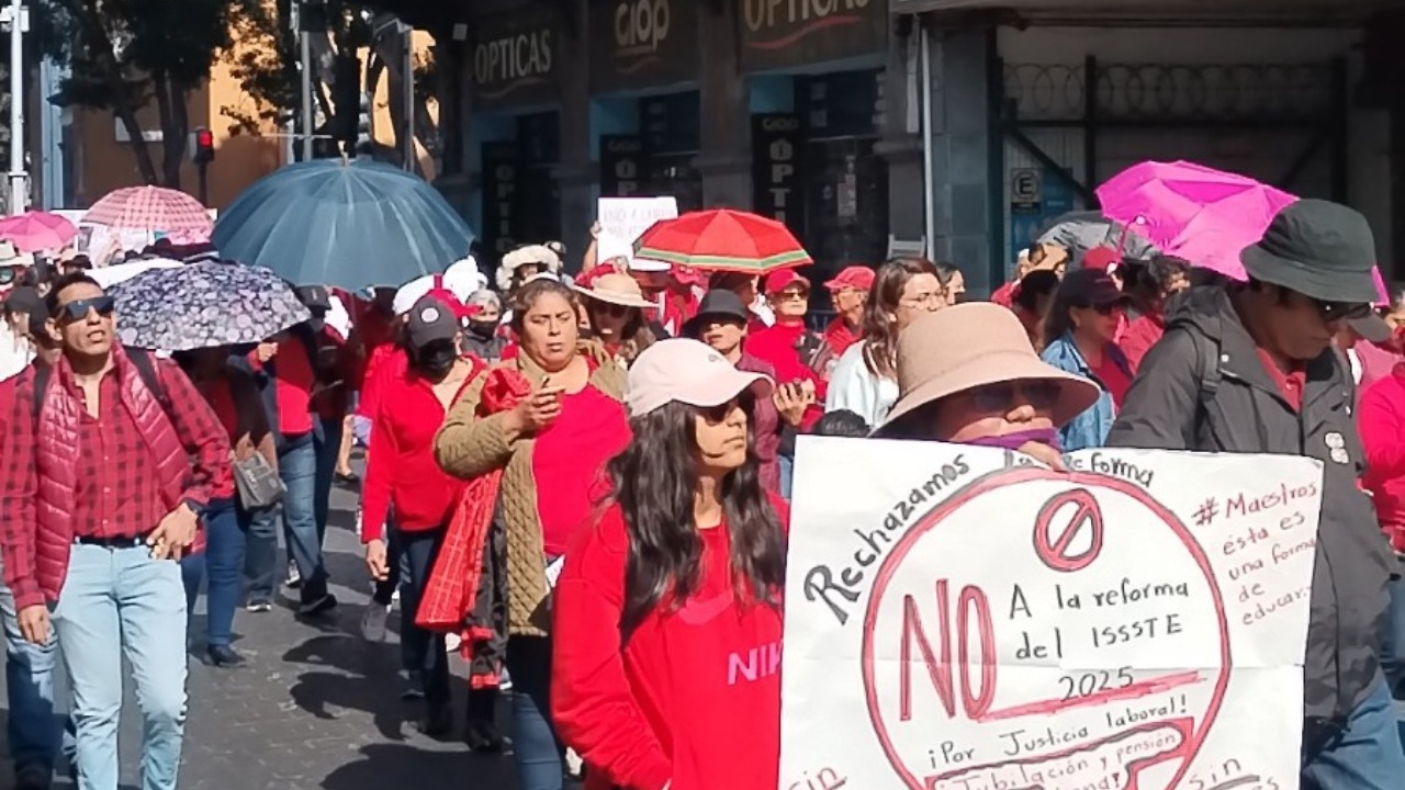Maestros poblanos marchan contra reforma del ISSSTE