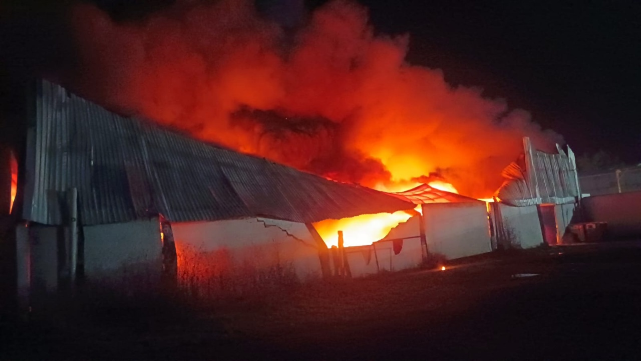 Controlan aparatoso incendio en planta de reciclaje de Amozoc