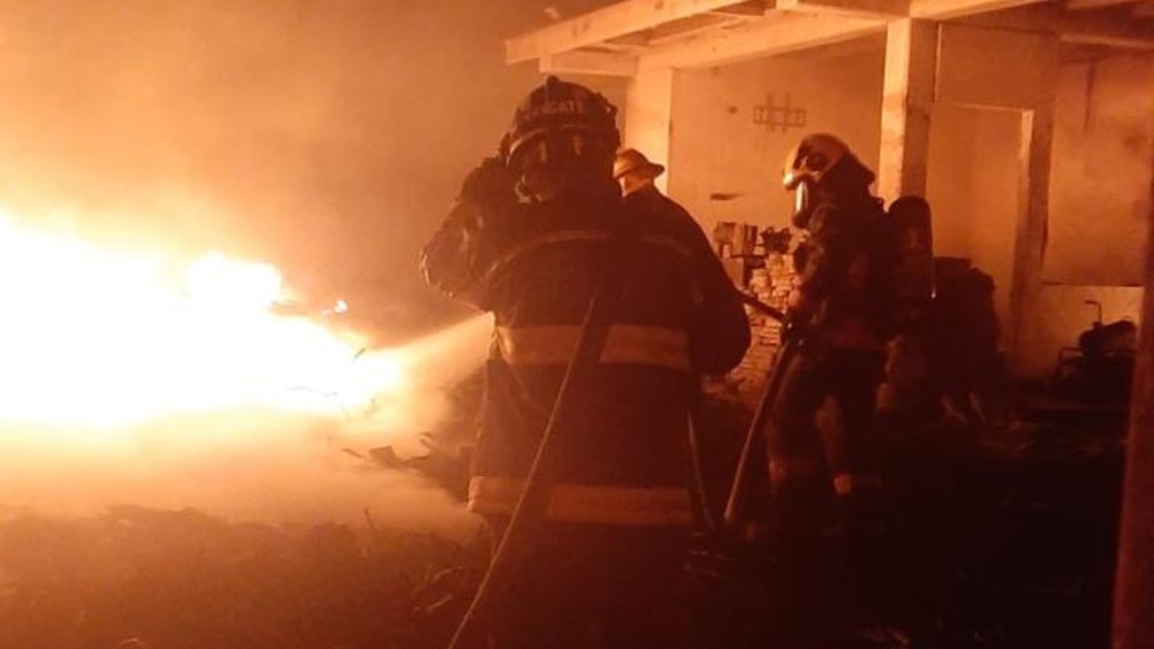 Incendio consume bodega recicladora en San Miguel Canoa