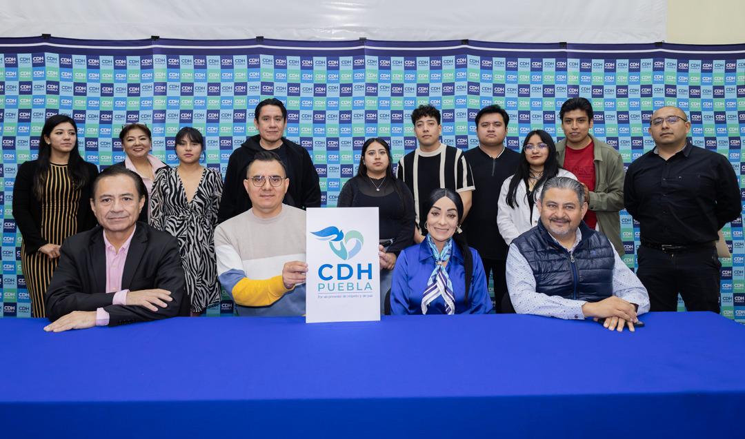 Entrega CDH premio al diseñador del nuevo logotipo institucional
