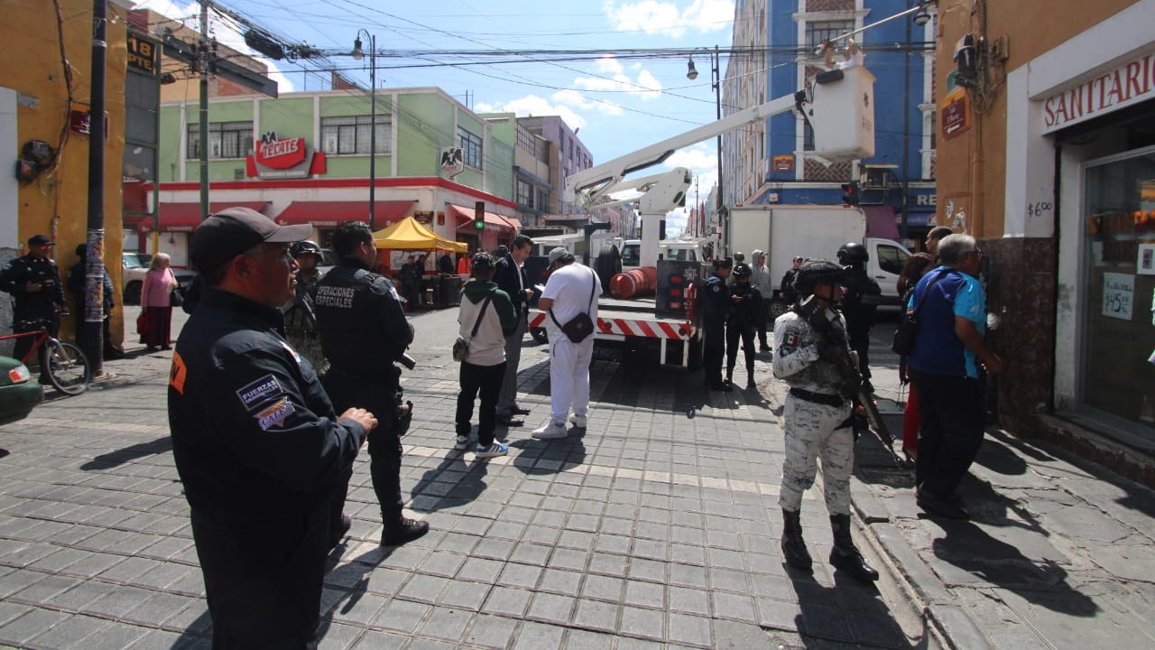 Retiran cámaras instaladas por comercio informal en operativo