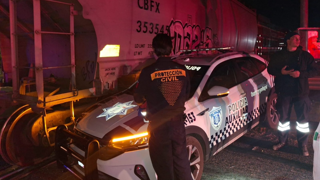 Tren impacta a patrulla de la Policía Auxiliar en Puebla