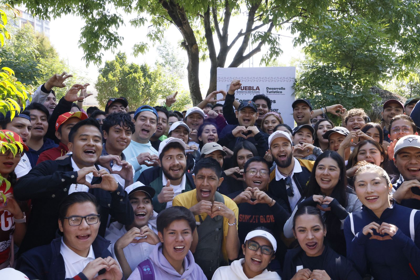 Convive Alejandro Armenta con jóvenes en el Parque del Arte