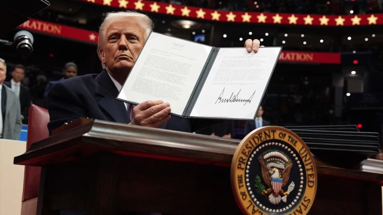 Oficial: Trump impone aranceles al aluminio y acero de 25%