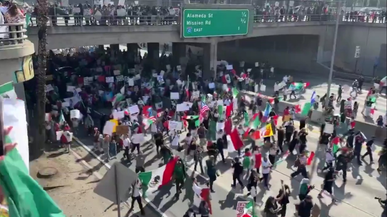 Mexicanos protestan en Los Ángeles contra políticas migratorias de Trump
