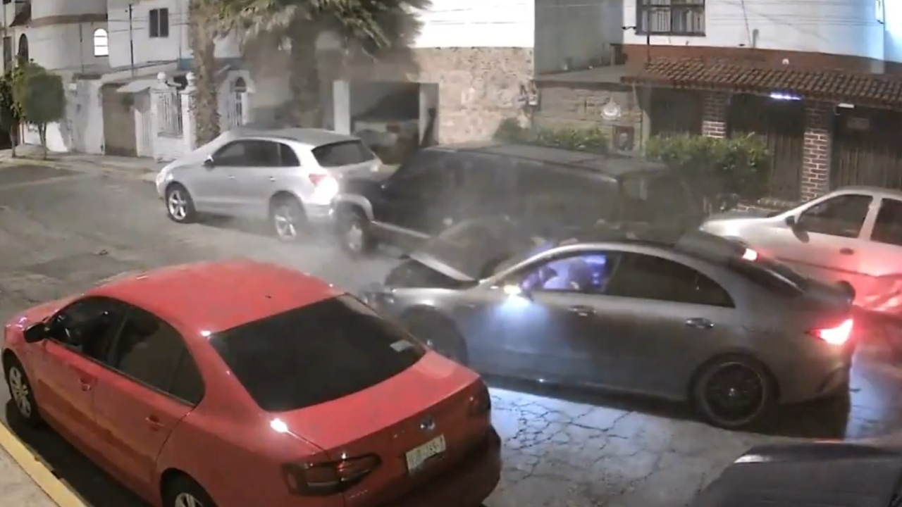 Chocan émulos de Toretto un auto de lujo