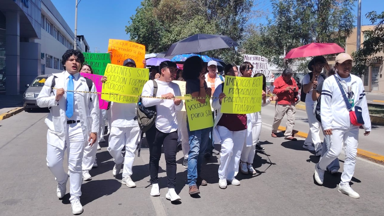 Estudiantes de la BUAP suspenden mesa de trabajo, se alarga la protesta