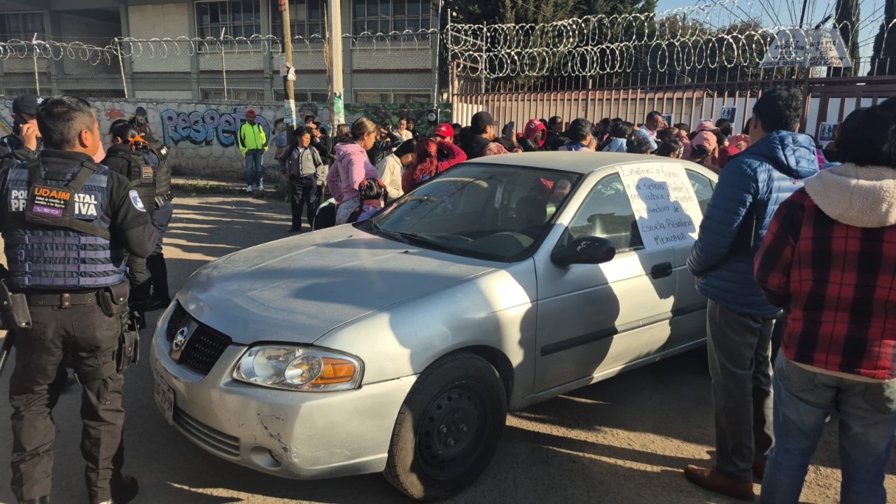 Protestan padres contra directora de escuela en Puebla