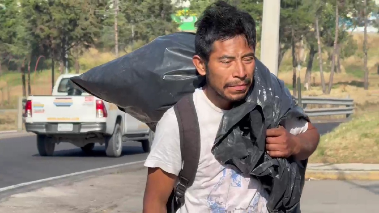Rescatan a joven que vivía en un registro en la México-Puebla