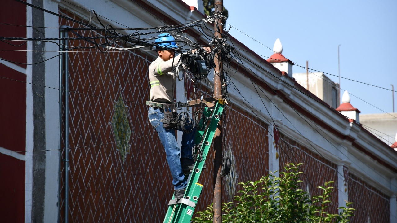 Comuna retira cables obsoletos para mejorar imagen urbana