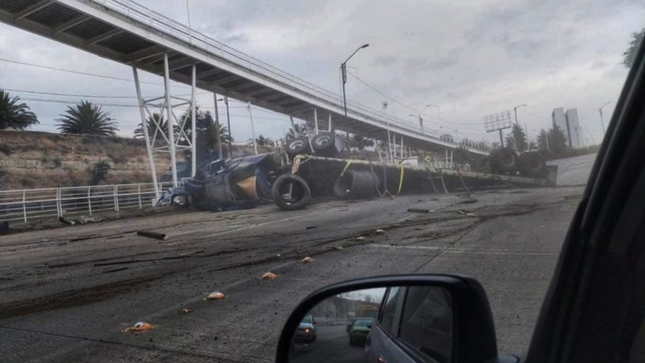 Vuelca tráiler en el Periférico; genera caos vehicular