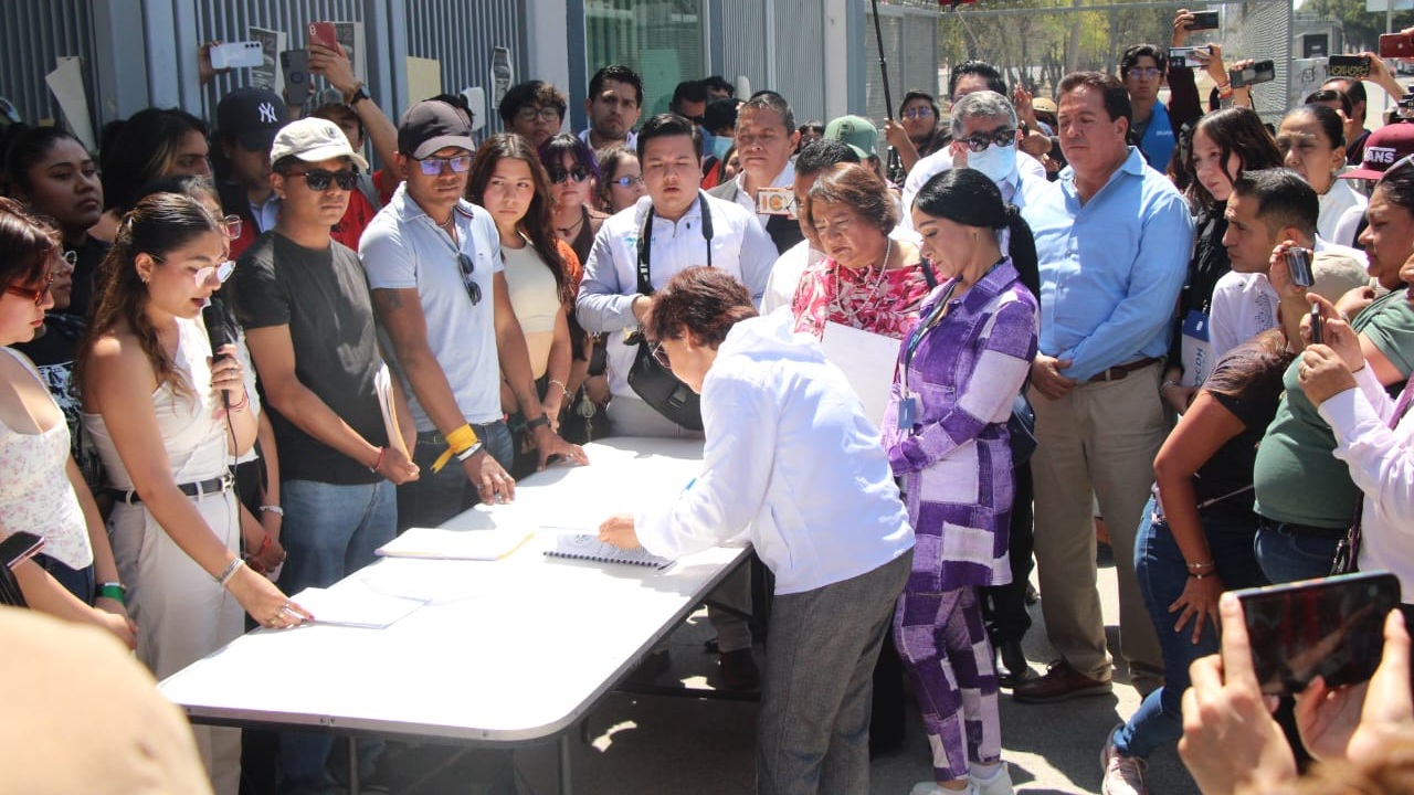 Estudiantes paristas entregan pliego petitorio y mantienen tomada CU