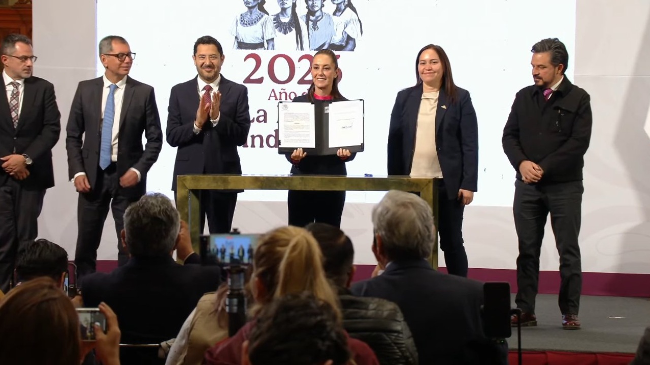 Sheinbaum firma decreto para congelar “deudas impagables” del Fovissste