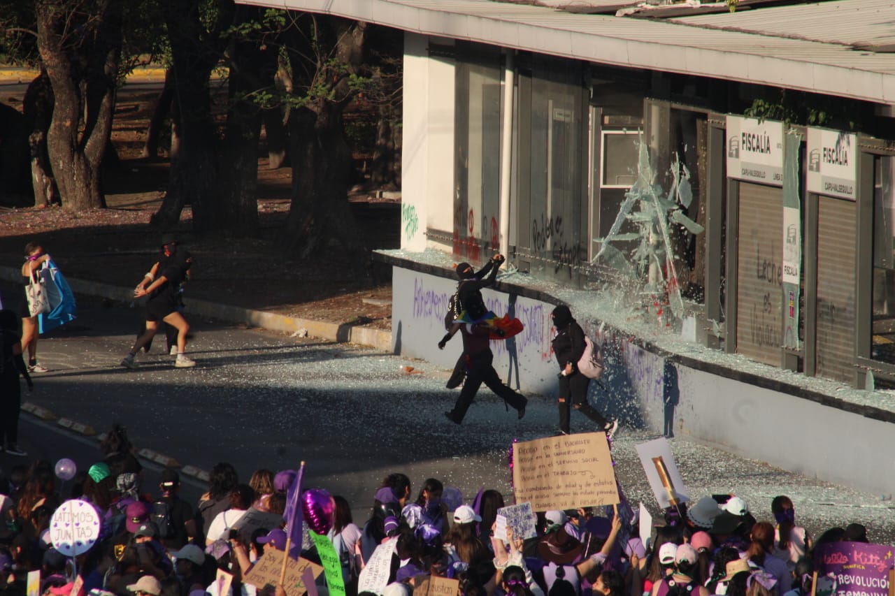 Protesta feminista es opacada por Bloque Negro; deja daños en Fiscalía y Palacio Municipal