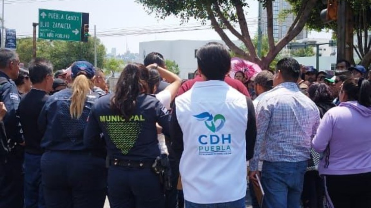 Bloquean Bulevar Forjadores tras agresiones a maestros en escuela Fernando Ximello