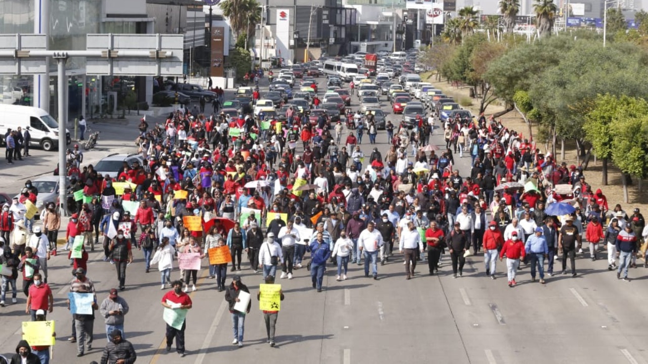 Taxistas Piratas y 28 de Octubre bloquean Vía Atlixcáyotl contra operativos de SMyT