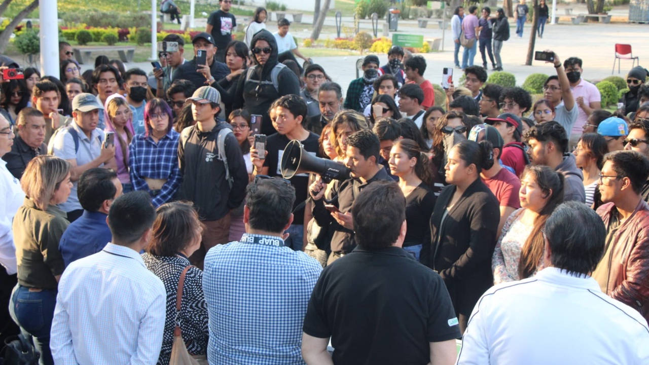 Estudiantes de Psicología y Filosofía y Letras presentan pliego petitorio  