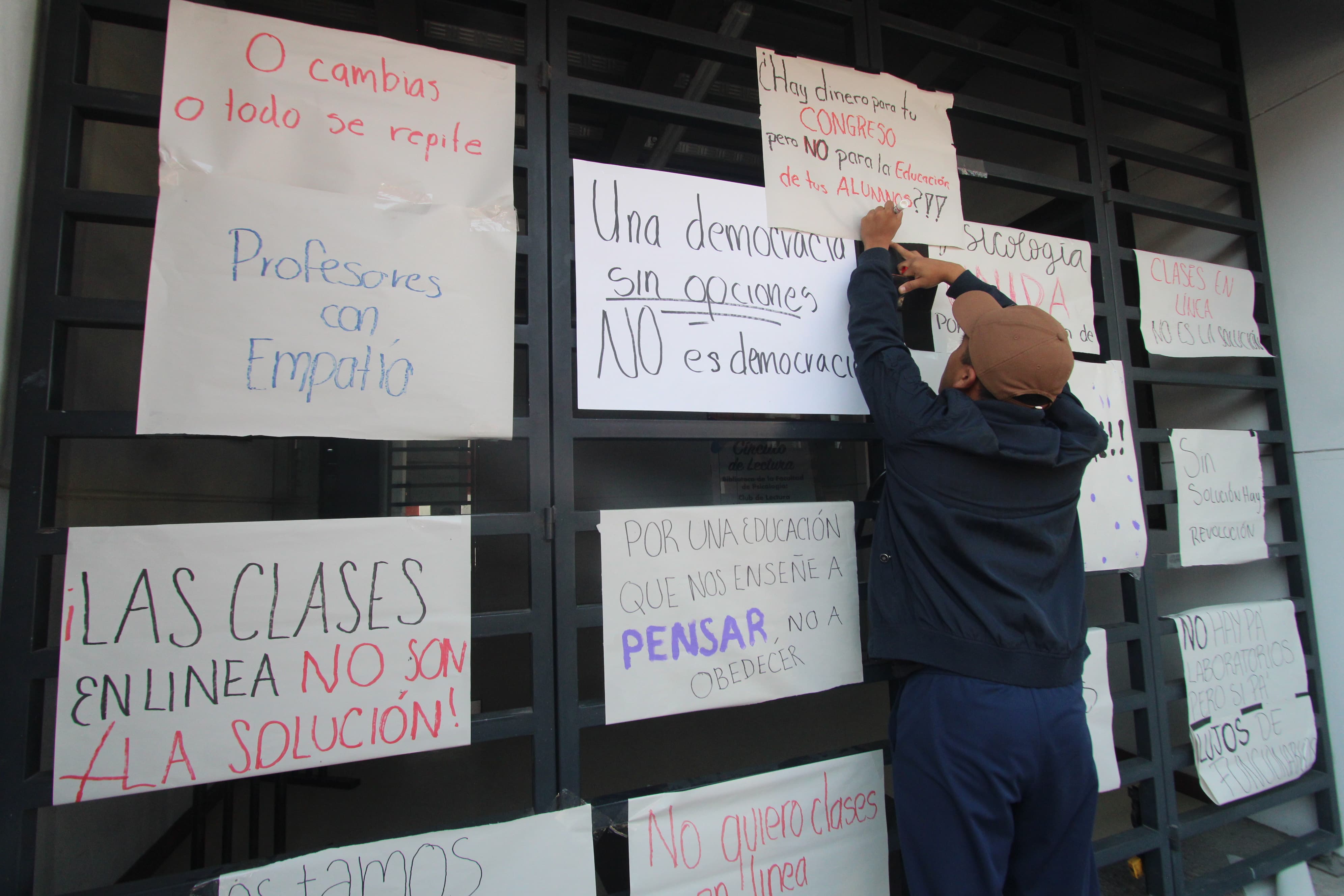 Estudiantes de la BUAP tomaron Facultad de Comunicación