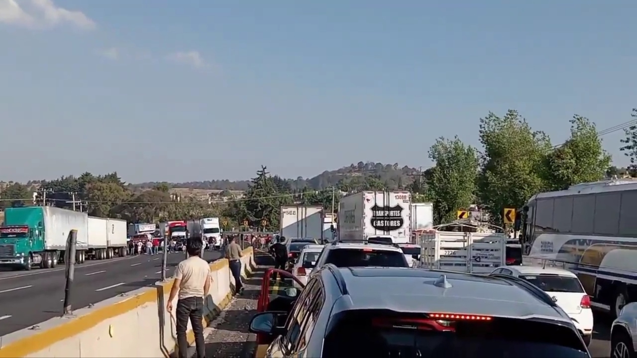 Cierran la México-Puebla por desaparición de menor