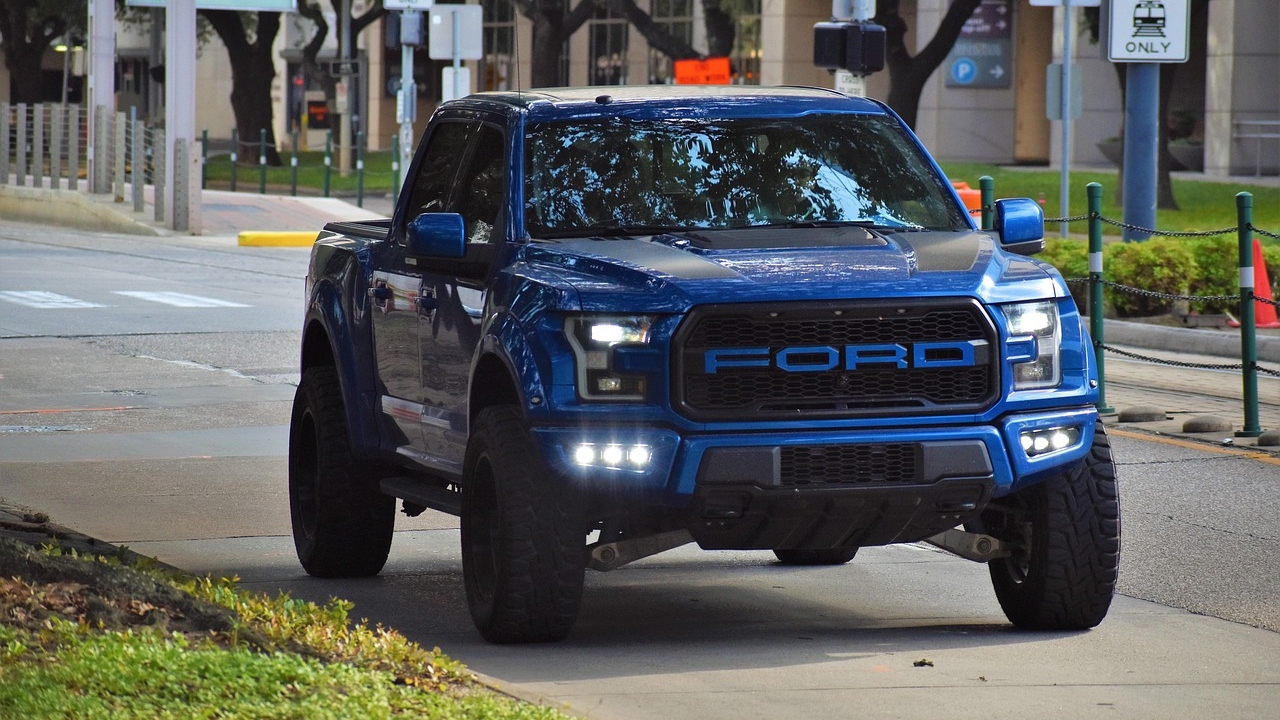 Aplaza Trump aranceles a autos de México y Canadá
