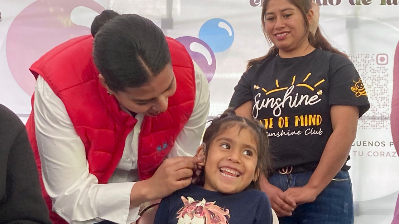 Entrega SEDIF 50 aparatos auditivos junto a la Fundación Dante Eludier