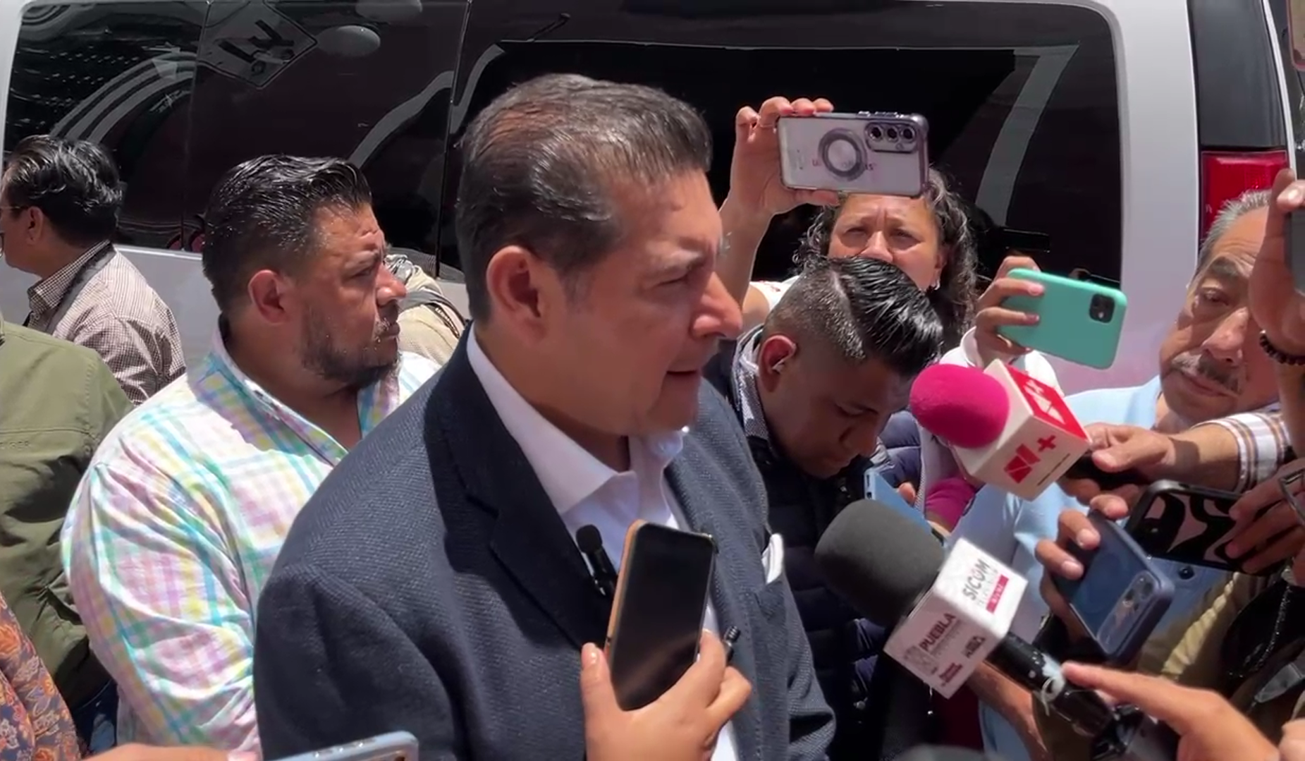Analiza el gobernador Alejandro Armenta prohibir los narcocorridos en Puebla