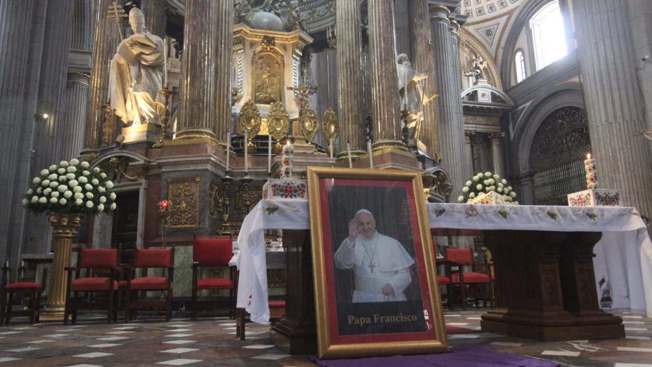 Puebla honra al Papa Francisco con 100 campanadas tras su muerte