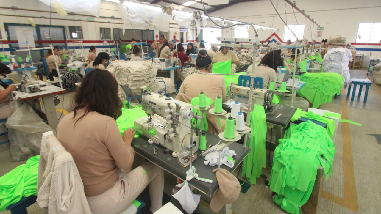 Tiendas chinas afectan el diseño de ropa y calzado en Puebla