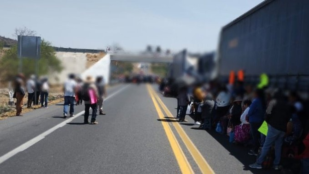 Campesinos de San Gabriel Chilac cierran autopista en protesta contra agroindustrias chinas