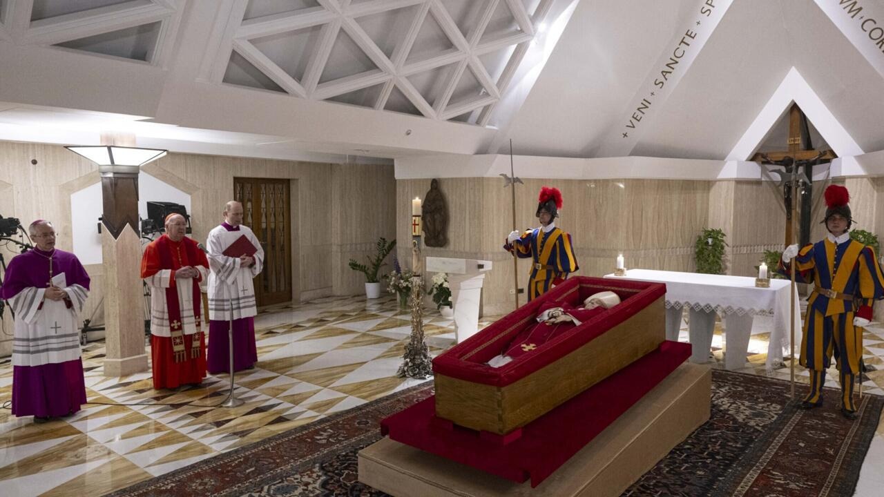 Revelan las primeras imágenes del féretro del Papa Francisco