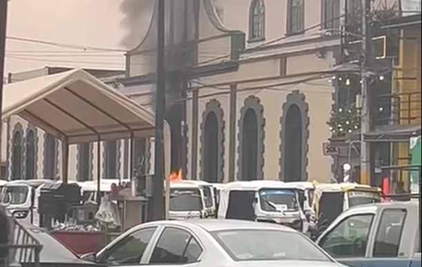 Pobladores prenden fuego a presidencia municipal de Acatzingo