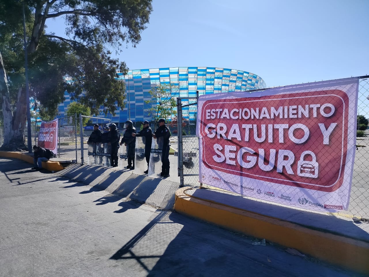 Anuncia Armenta refuerzo de seguridad en estacionamiento de estadios
