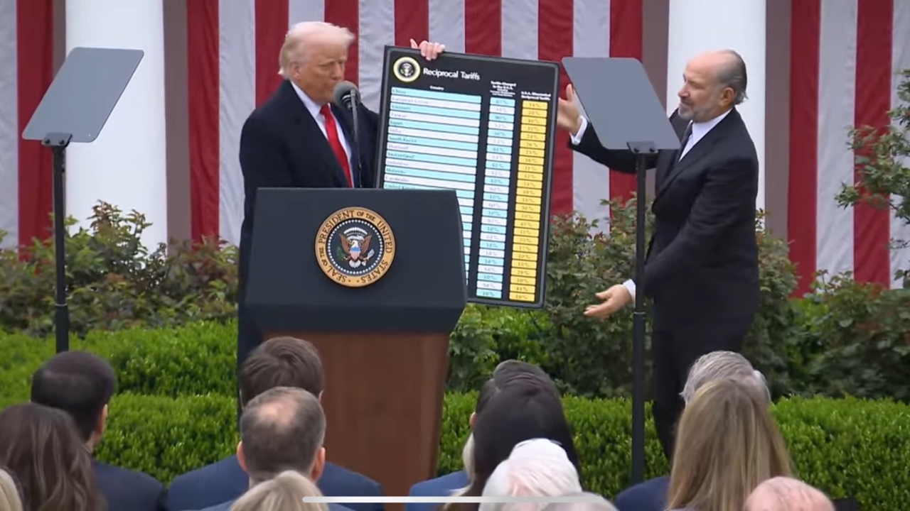 Impone Trump aranceles a 50 países; México y Canadá, excluidos
