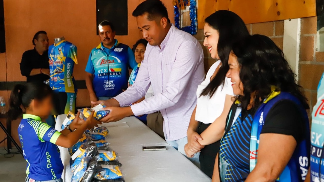 Entrega Tonantzin Fernández uniformes a promesas del ciclismo en Cuachayotla