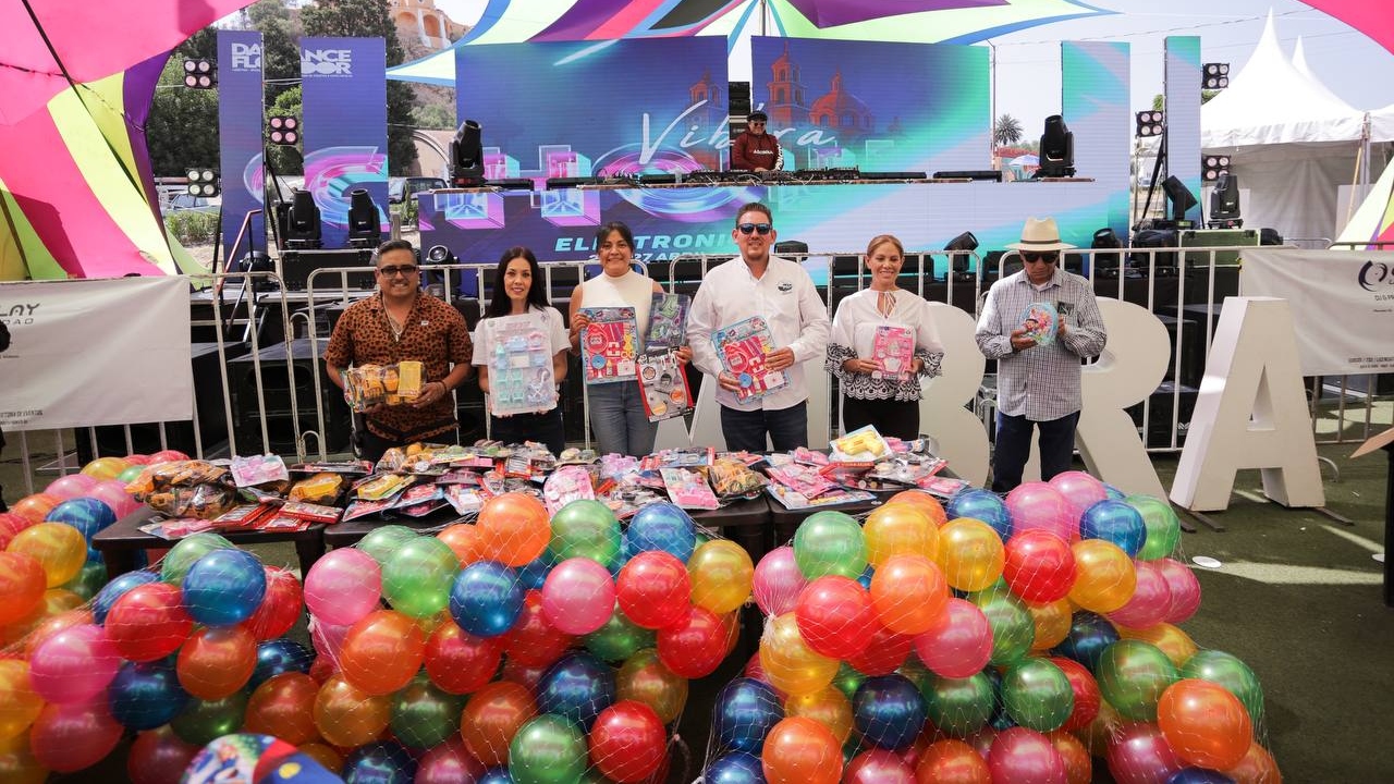 Autos Clásicos y Dance Floor donan juguetes al DIF de San Andrés Cholula