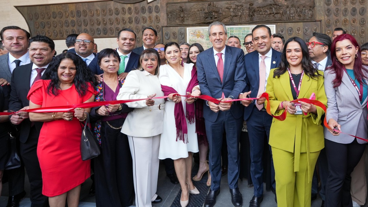 Inaugura Pepe Chedraui exposición de la Ciudad de Puebla en San Lázaro