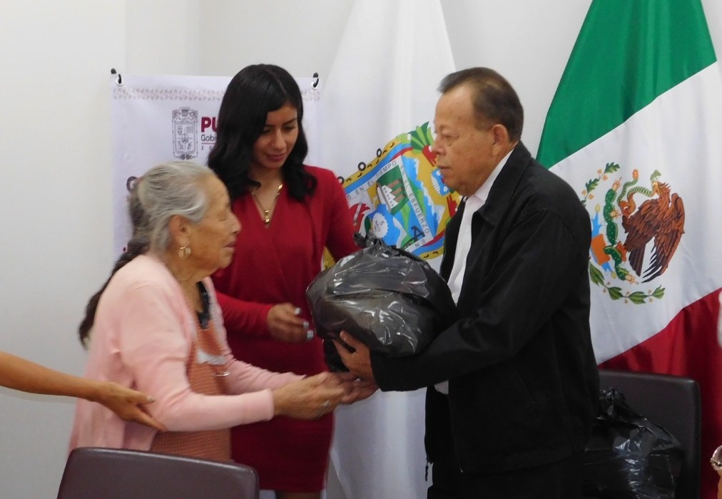 En sinergia, entrega gobierno estatal apoyos alimenticios a familias de migrantes poblanos