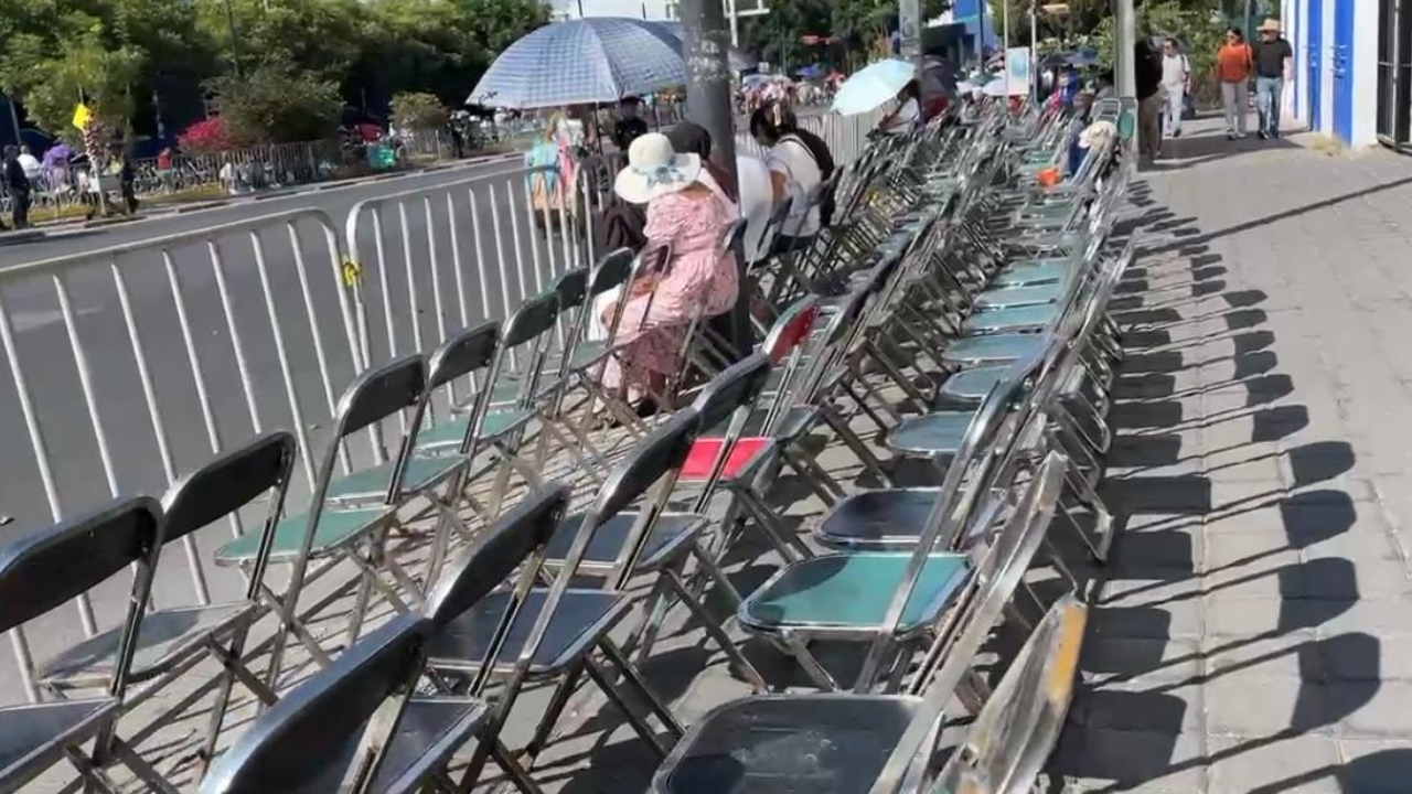 Negocios de alquiler de sillas hacen su \"agosto\" con el desfile del 5 de Mayo