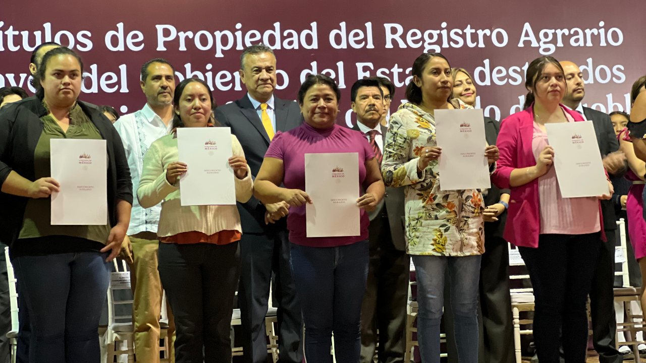 Entregan títulos de propiedad a escuelas del estado de Puebla