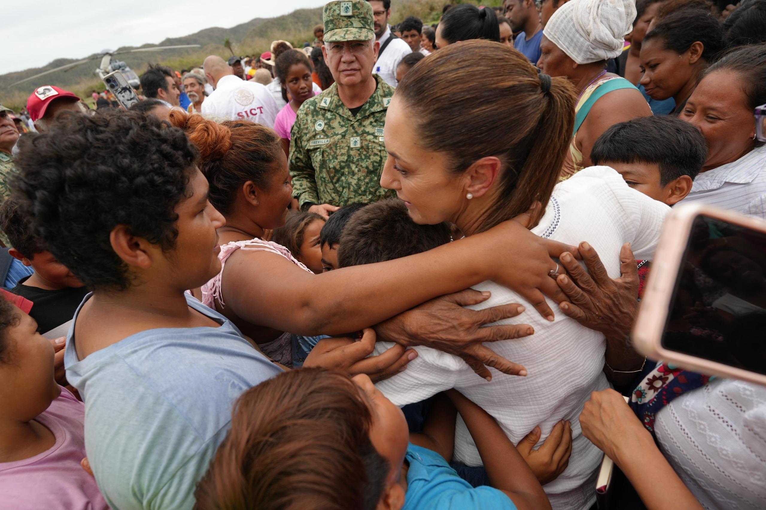 Sheinbaum supervisa daños por huracán ‘Erick’ en Oaxaca y coordina respuesta federal