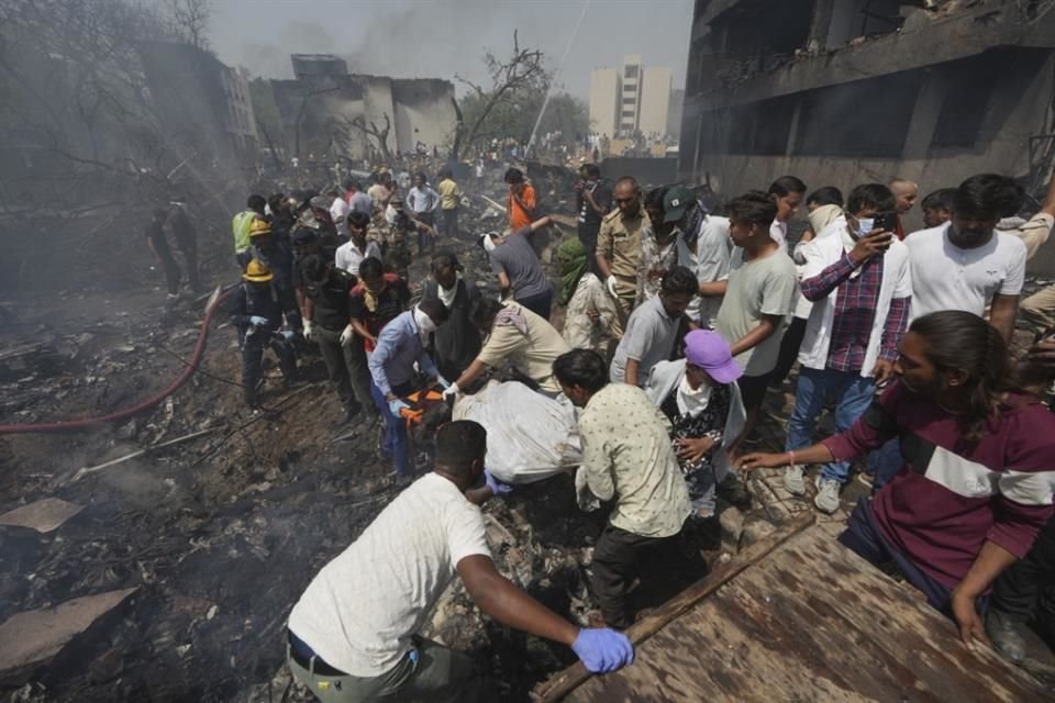 Tragedia en India: al menos 204 muertos tras estrellarse vuelo de Air India en Ahmedabad