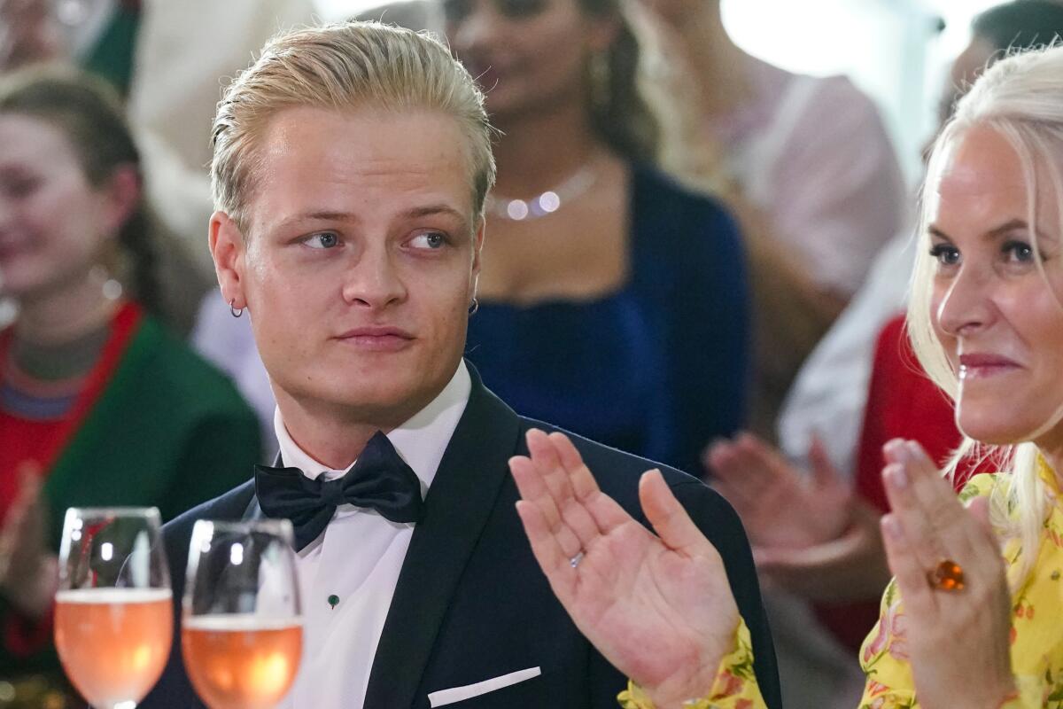 Marius Borg Høiby, hijo de la próxima heredera al trono de Noruega, enfrenta cargos por violación