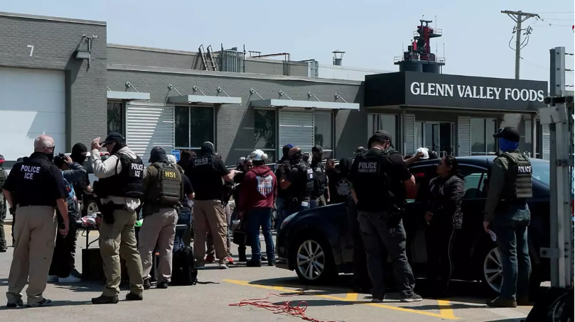 Trump suspende redadas migratorias en sectores clave por presión política