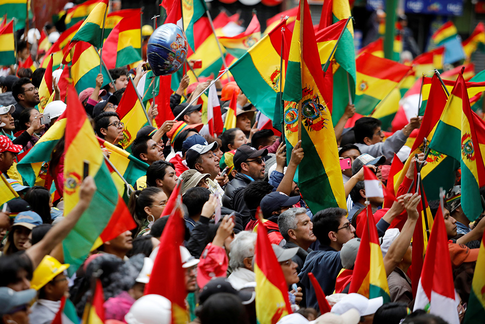 Bolivia enfrenta escasez de combustible e inflación mientras el presidente Arce se retira de la contienda por la reelección