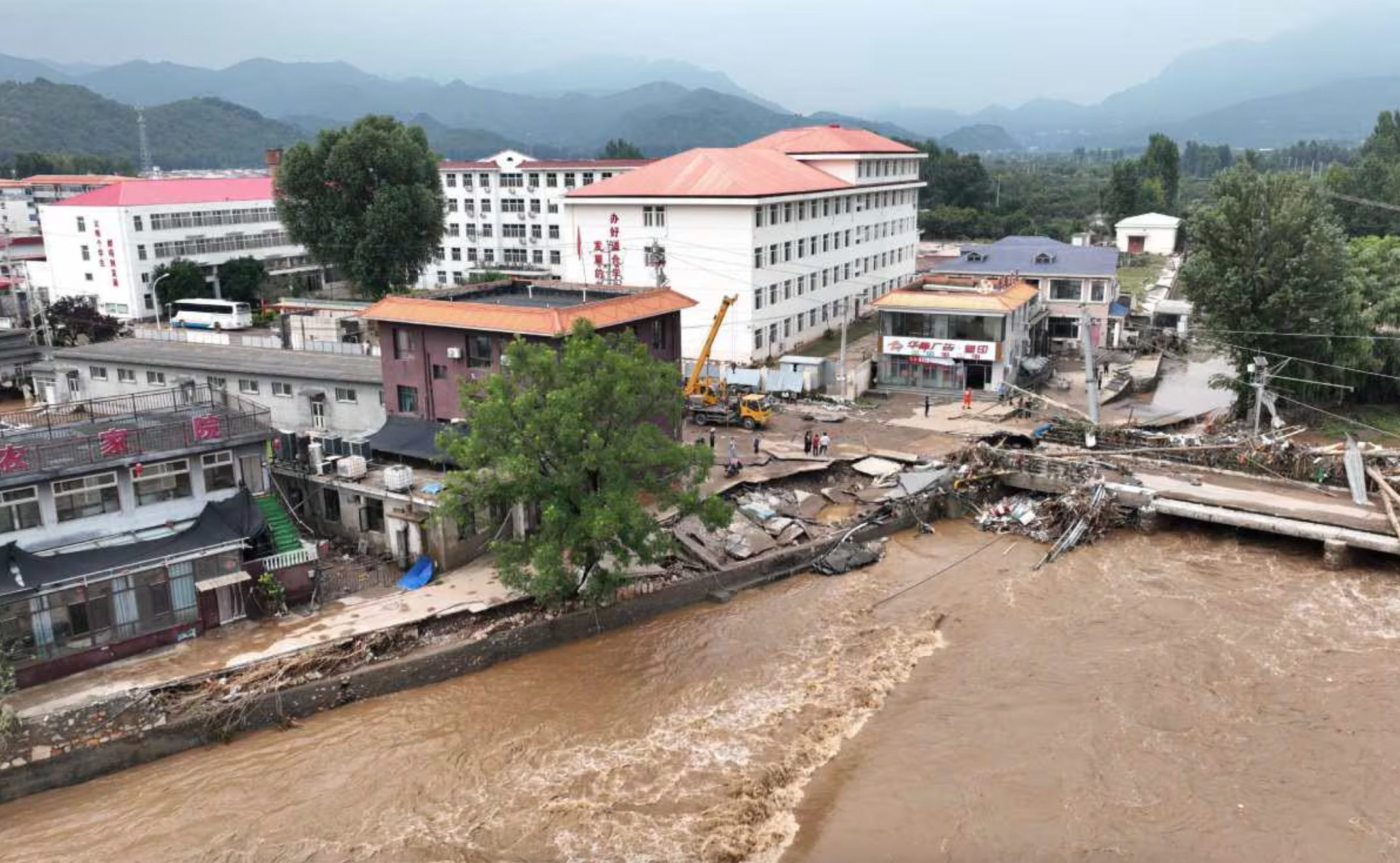 Inundaciones en Beijing dejan al menos 34 muertos y más de 80 mil evacuados