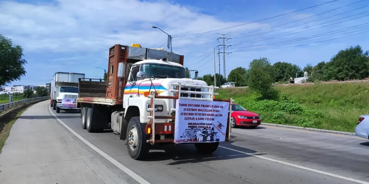 Transportistas bloquean carreteras en Puebla para exigir mayor seguridad