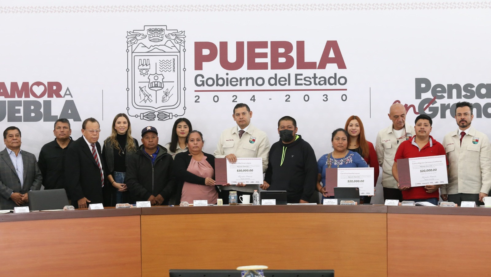 Gobierno de Puebla fortalece economía de migrantes en retorno con apoyos directos